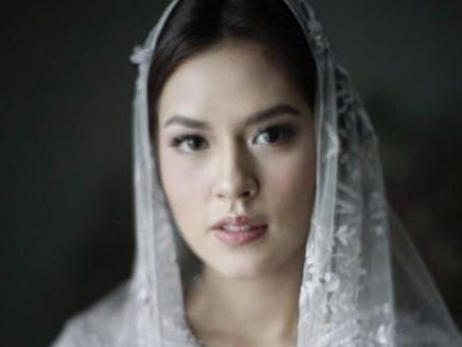 Lucunya Ayah Raisa Tak Kuat Gendong Sang Putri Usai Siraman