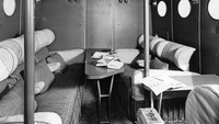 Ini interior lain dari First Class pesawat di era tahun 1930-an. Klasik, namun kesan mewah masih kental terasa (Hulton Archive/Getty)