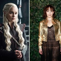 Ibu dari para naga, Daenerys Targaryen identik dengan rambut putih panjangnya yang ikonik. Di kehidupan nyata, Emilia Clarke pemeran Daenerys justru memiliki rambut coklat dan pendek.  