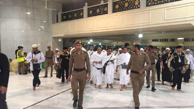 Didampingi Istri, Kapolri Tunaikan Ibadah Haji