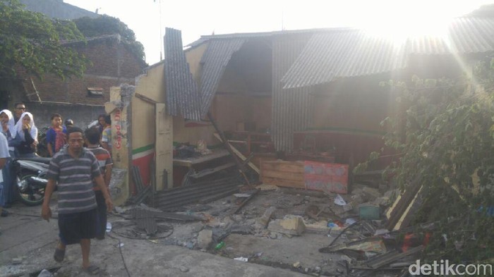 2 Orang Tewas di Kecelakaan Truk Tabrak Mobil dan Warung di Semarang