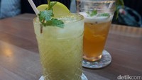 Kalamansi Iced Tea dan Green Apple Yakult jadi salah satu minuman yang wajib Anda coba saat ke sini. Foto: Lusiana Mustinda/detikFood