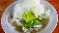 Jodohnya alpukat memang susu kental manis dan es serta kerukan kelapa muda. Segar dan enak! Foto: Istimewa