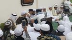 Foto: Anies Diberi Cincin Bermata Hijau oleh Ulama Saudi