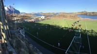 Henningsvaer yang merupakan daerah kepulauan sekaligus menjadi desa nelayan di wilayah Lofoten, Vagan, Nordland county, Norwegia. Penduduk membangun stadion ini karena mereka resah anak-anak mereka tidak ada lahan luas untuk bermain bola (Henningsvaer IL/Facebook)