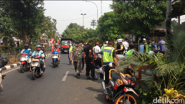 PT KAI Tertibkan Pedagang Bunga di Trotoar Stasiun Klender Baru