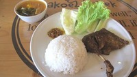 Kalau ini bebek goreng buatan Bakoel Bebek. Lokasi restoran ada di Warung Buncit. Foto: dok. detikFood