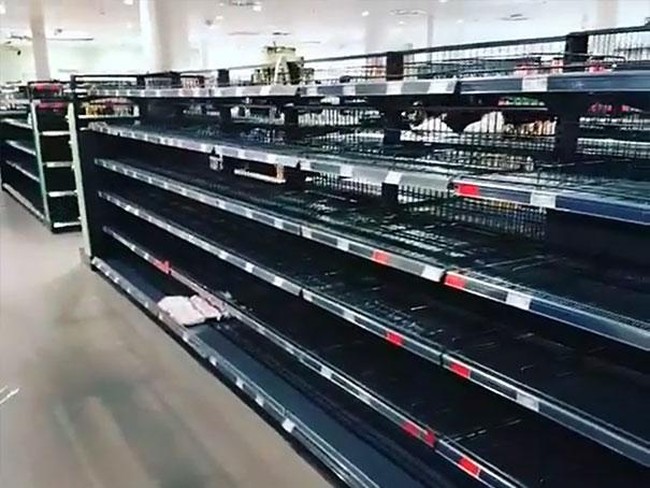 Dan ketika seluruh produk impor ditarik, rak-rak toko tampak nyaris kosong. Bahkan pembeli sampai mengira pihak supermarket lupa menyetok ulang barang-barang ke rak. (Foto: Dok. CEN, Stripes Europe)