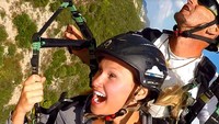 Michelle juga gemar memacu adrenalin. Buktinya, ia pernah mencoba paralayang di Yunani. Ikut dong! (Instagram/dutchpilotgirl)