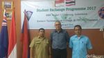 Foto: Kenalan dengan Guru Heroik yang Betulkan Bendera RI Terbalik