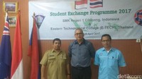 Kepsek SMKN 1 Cibinong berterima kasih atas aksi Pak Guru Hikmat (Foto: Akhmad Mustaqim/detikcom)