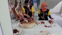 Meracik sate kambing di Sate Hadori.
