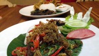 Di Ampera, ada Warung DPitiq yang menyajikan bebek kecombrang. Bebek gorengnya empuk dengan bumbu gurih beraroma kecombrang. Huah! Cabai rawit merahnya bikin bebek tambah nikmat. Foto: dok. detikFood