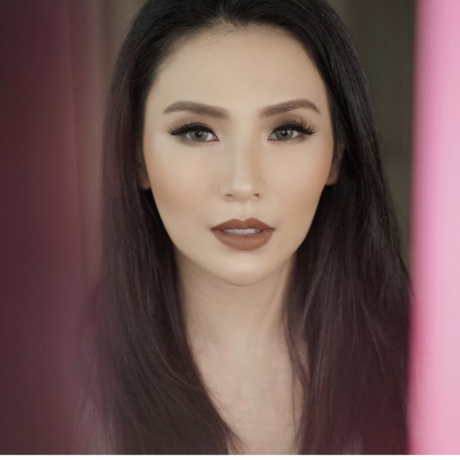 Fifi meluncurkan buku keduanya, Hermes Temptation bersama rekannya Alexandra Dewi. Buku yang mengulas serba-serbi Hermes dan para kolektornya itu sukses jadi national best seller. Foto: Instagram