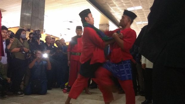 Potong Tumpeng hingga Silat Palang Pintu Meriahkan HUT ke-72 DPR