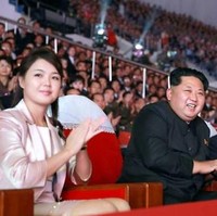 Ri Sol-ju jarang muncul di hadapan publik. Namun ketika ia harus mendampingi suaminya di acara-acara besar, ia mencoba untuk bersolek maksimal. (Foto: AFP/KNS)