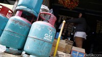 Mulai dari kebutuhan bahan pokok seperti beras, gula, susu, penyedap rasa, makanan ringan hingga gas hampir semuanya berasal dari Malaysia.