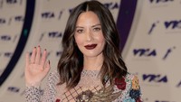 Olivia Munn mengangkat tangannya ke arah kamera. Foto: Frazer Harrison/Getty Images