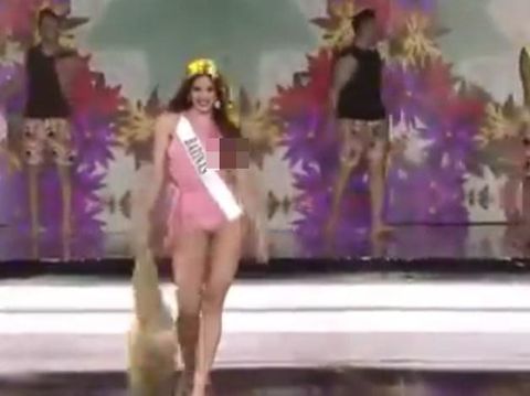 Malfungsi Busana, Payudara Finalis Ratu Kecantikan Ini Terekspos Saat Live Show