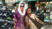 Bunda Sitha saat berfoto dengan warga Tegal. Foto: Dok. Pribadi/ Facebook Bunda Sitha