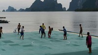 Peraturan bermain di sini unik. Tidak boleh menendang bola kencang-kencang, karena bola bisa tercebur ke laut. Gimana, mau coba main bola di atas laut? (AFP)