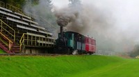 Kereta apinya sendiri merupakan kereta api uap. Sempat digunakan sebagai transportasi umum di tahun 1928, akhirnya keretanya diberhentikan di tahun 1992. Tapi beberapa tahun setelahnya, kembali dibuka sebagai kereta wisata (TJ Tatran ?ierny Balog/Facebook)
