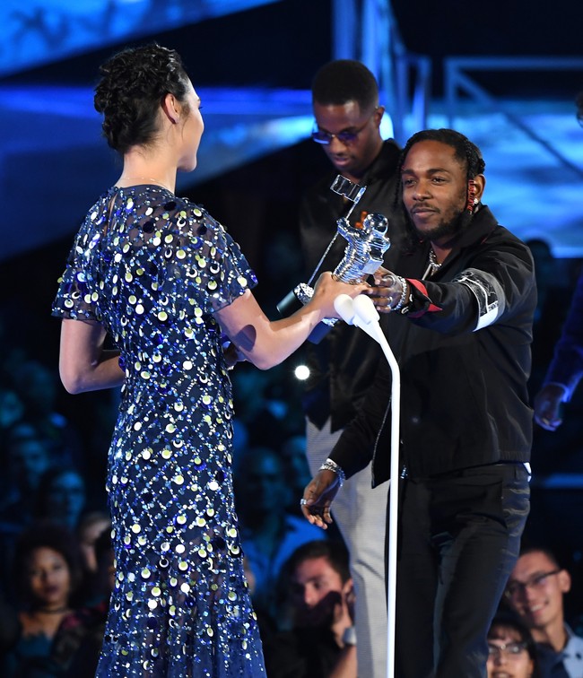 Gal Gadot hadir di MTV Video Music Awards 2017 membawakan penghargaan Video of the Year yang diberikan kepada duo Kendrick Lamar dan Dave Free untuk lagu mereka, Humble. Foto: Getty Images