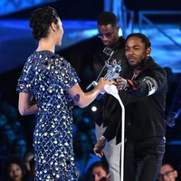 Gal Gadot hadir di MTV Video Music Awards 2017 membawakan penghargaan Video of the Year yang diberikan kepada duo Kendrick Lamar dan Dave Free untuk lagu mereka, Humble. Foto: Getty Images