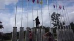 Begini Aksi Pak Guru Panjat Tiang untuk Betulkan Bendera RI Terbalik