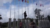 Melihat hal itu, seorang guru bernama Hikmat langsung memanjat tiang untuk membetulkan bendera.  (Foto: Screenshot Video)