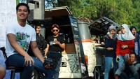Produk Sang Javas berupa baju kaos yang bergambar kecebong dan dibanderol Rp 150.000 per potong. Produksi pertama sang Javas mencapai 1.000 potong, dan penjualan sudah dimulai sejak 13 Agustus, dan sempat hadir dalam Car Free Day di Kota Solo, Minggu (27/8/2017). (Dok. Pribadi Natalia Ayu.)
