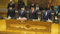 Sidang paripurna HUT ke-72 DPR dipimpin oleh Wakil Ketua DPR Fadli Zon. Ketua DPR Setya Novanto dan dua pimpinan DPR lainnya, Taufik Kuriawan dan Fahri Hamzah hadir. Wakil Ketua DPR Agus Hermanto sedang dalam tugas pengawasan haji di Arab Saudi. Foto: (Andhika Prasetia/detikcom).