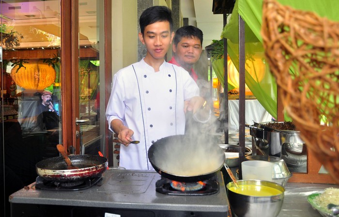 Foto Mengintip Anak  Jokowi  Jadi Koki Hingga Jualan Kaos 