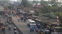 Akibat kejadian ini, kemacetan panjang terjadi dari dua arah. Tepat di lokasi kejadian kepolisian lalu lintas memberlakukan contra flow. Foto: Angling Adhitya Purbaya