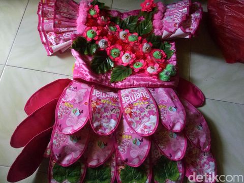 Kostum dari daur ulang sampah/