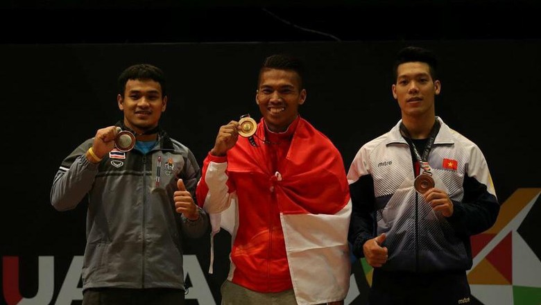 Deni Raih Emas dari Angkat Besi Kelas 69kg Deni Raih Emas dari Angkat Besi Kelas 69kg