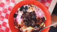 Es tebak asal Sumatera Barat ini sekilas mirip es campur. Berisi potongan nangka, kolang-kaling, cincau, daging kelapa muda, alpukat, ketan hitam. Rasanya manis enak. Foto: Istimewa