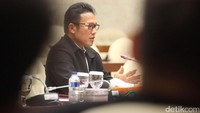 Aries Budiman menjelaskan selalu berusaha melaksanakan perannya dengan baik. Menurut Aries tuduhan-tuduhan itu hanya ingin menjatuhkan kredibilitasnya.