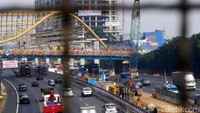 Kemudian Seksi Cikarang Utama-Cikarang Barat (2,72 km), Seksi Cikarang Barat-Cibatu (3,16 km), seksi Cibatu-Cikarang Timur (2,45 km) dan seksi Cikarang Timur-Karawang Barat (9,79 km).