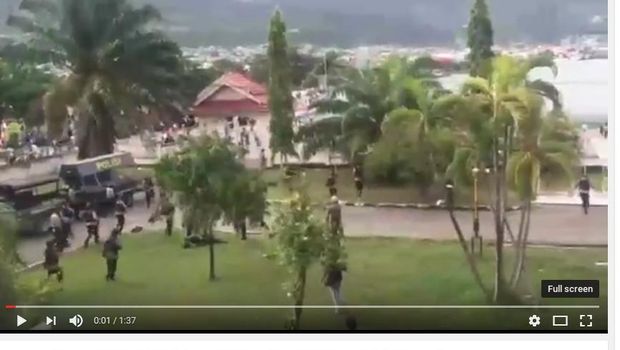 Polisi Bubarkan Massa Rusuh di Kantor DPRD Luwuk Binggai