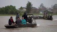 Beberapa warga dievakuasi dengan kapal. Diperkirakan 30 ribu orang akan mengungsi. Foto: REUTERS/Adrees Latif