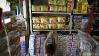 Yakni banyaknya barang-barang Malaysia yang menguasai pasar di Entikong.