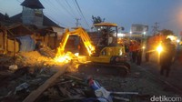 Beberapa warung tampak rusak berat akibat dihantam kendaraan. Sejumlah sepeda motor juga ringsek tak berbentuk. Foto: Angling Adhitya Purbaya