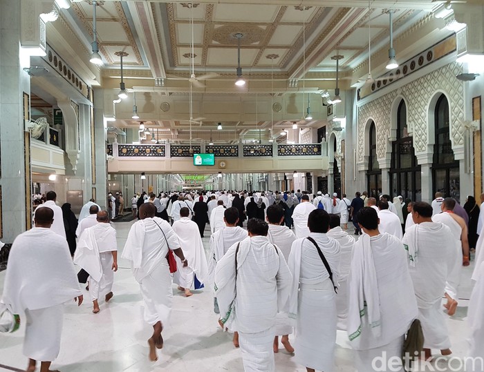 Jemaah haji melaksanakan sai, jalan kaki dan berlari-lari kecil antara Safa dan Marwah