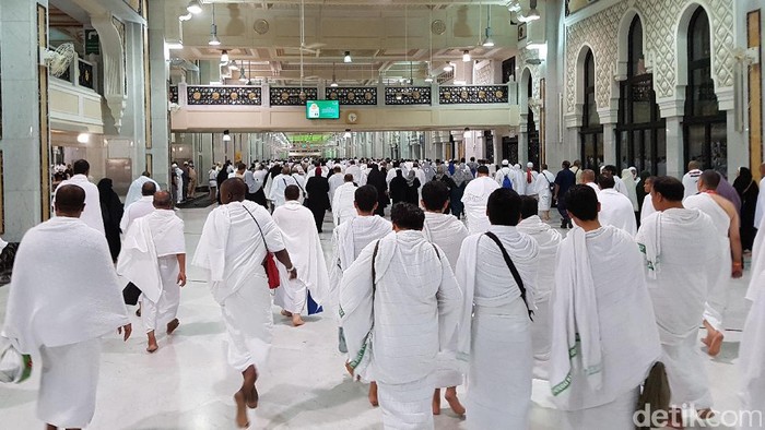 Jemaah haji melaksanakan sai, jalan kaki dan berlari-lari kecil antara Safa dan Marwah