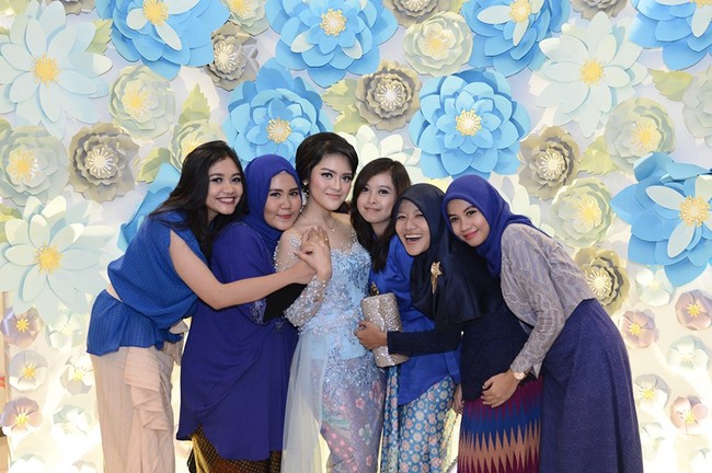 Pilih dekorasi paper flower yang warnanya sesuai dengan busana Anda dan para bridesmaids. Ketika foto, akan tampak serasi seperti acara lamaran Gabby dan Faishal bertema Cinderella ini. (Foto: Bride Dept)