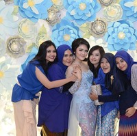 Pilih dekorasi paper flower yang warnanya sesuai dengan busana Anda dan para bridesmaids. Ketika foto, akan tampak serasi seperti acara lamaran Gabby dan Faishal bertema Cinderella ini. (Foto: Bride Dept)