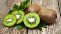 Kandungan vitamin C pada Kiwi diperlukan untuk fungsi sehat dari sistem kekebalan tubuh. Mengonnsumsi kiwi diketahui dapat membantu melawan flu. Foto: Istimewa