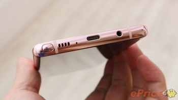 Bagian bawah terdapat jack audio 3,5 mm dan port USB Type C. Foto: Eprice