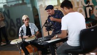 Tompi sudah menyiapkan dua buah paket untuk dua pasang pemenang yang akan difoto secara langsung olehnya. Foto: Asep Syaifullah/detikHOT
